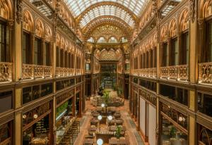 un'immagine di un grande edificio con soffitto in vetro di Párisi Udvar Hotel Budapest, part of Hyatt a Budapest