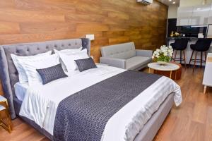 サンタ・クルス・デ・ラ・シエラにあるTRYP by Wyndham Santa Cruzのベッドルーム1室(大型ベッド1台、ソファ、椅子付) +34枚の写真