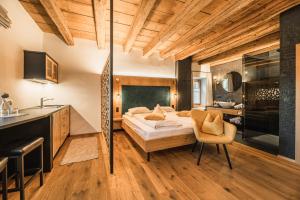 ein Hotelzimmer mit einem Bett und einer Küche in der Unterkunft Ansitz Zehentner in Lajen