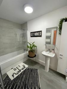 ein Badezimmer mit einer Badewanne, einem Waschbecken und einem WC in der Unterkunft Seadream Luxury Holiday Home with Hot Tub Sleeps 6 in Scarborough
