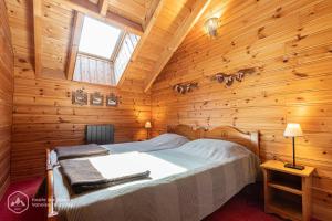 ヴァルフレジュスにあるChalet Deleglise 1の木造キャビン内のベッド1台が備わるベッドルーム1室を利用します。