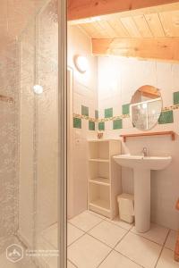 La salle de bains est pourvue d'une douche et d'un lavabo. dans l'établissement Chalet Deleglise 1, à Valfréjus