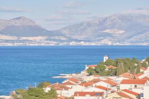 una città sulla riva di un corpo d'acqua di Queen's Lodge Mastrinka a Trogir