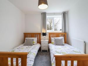 um quarto com 2 camas e uma janela em Garden Cottage - Pound Farm em Gestingthorpe