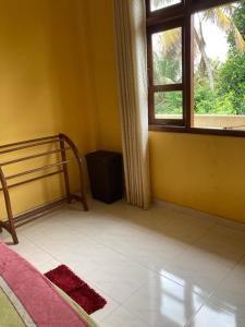 1 dormitorio con cama y ventana en Kenz Villa en Colombo