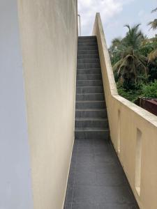 una escalera que conduce a un edificio con escalera en Kenz Villa en Colombo