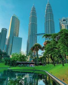 um parque com um lago numa cidade com edifícios altos em Kuala Lumpur Kids Friendly Playground Bunk Bed em Kuala Lumpur