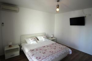 a bedroom with a bed and a flat screen tv at Apartment Orebic 4526b in Orebić