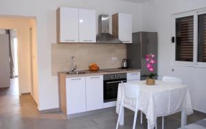 Kuchyň nebo kuchyňský kout v ubytování Apartment Orebic 4526b