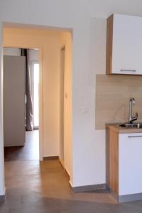 Kuchyň nebo kuchyňský kout v ubytování Apartment Orebic 4526b