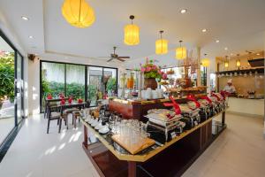 un restaurant avec un buffet au milieu d'une pièce dans l'établissement Banana Garden Villa, à Hội An