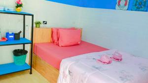 เตียงในห้องที่ Sichon Lalla Beach สิชล ลัลลา บีช