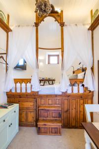 Habitación con baño con bañera y lavabo. en LIOGERMA en Olympos