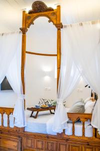 1 dormitorio con cama con dosel y espejo en LIOGERMA en Olympos