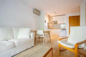 A kitchen or kitchenette at Luminoso apartamento cerca de la playa
