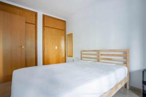 A bed or beds in a room at Luminoso apartamento cerca de la playa Még 5 kép
