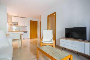 A television and/or entertainment centre at Luminoso apartamento cerca de la playa