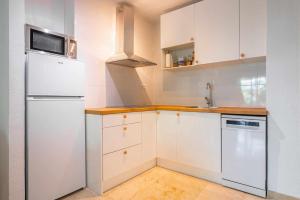 A kitchen or kitchenette at Luminoso apartamento cerca de la playa