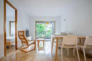 A television and/or entertainment centre at Luminoso apartamento cerca de la playa