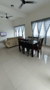 ein Wohnzimmer mit einem Tisch und 2 Stühlen in der Unterkunft Homestay Nilai D'Jati in Nilai