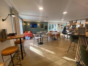 een restaurant met tafels en stoelen in een kamer bij Campanile Nantes ~ Rezé Aéroport in Rezé