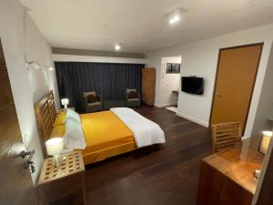 ラハレスにあるVilla La Lagunaのベッドとテレビが備わるホテルルームです。