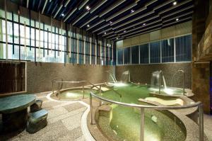 una stanza con una piscina d'acqua in un edificio di One Fukun Hotel a Jiaoxi