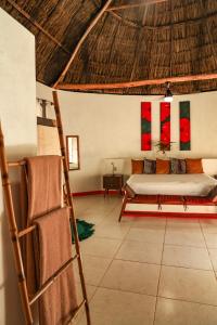 um quarto com uma cama e uma escada num quarto em Hotel B. Secreto Maya em Yaxché