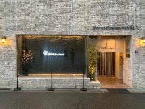 een winkel voor een bakstenen gebouw met een etalage bij Nippombashi Art Hotel 705 in Osaka