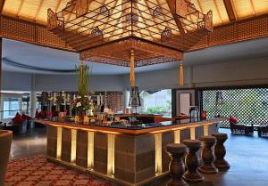 un hall avec un bar dans un complexe dans l'établissement The Singhasari Resort Batu, à Batu
