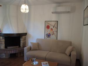 uma sala de estar com um sofá e uma lareira em Villa Katiò em Bibione