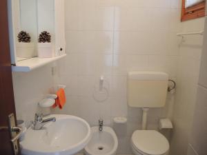 uma pequena casa de banho com WC e lavatório em Villa Katiò em Bibione