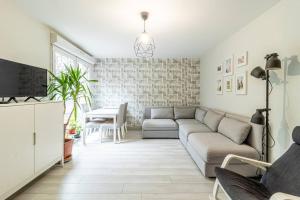 uma sala de estar com um sofá e uma mesa em ZenBNB / Tournelles / Jardin Privé / Hyper-Centre em Annemasse