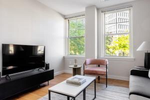 TV a/nebo společenská místnost v ubytování Somerville 2br w wd in building nr Harvard MIT BOS-761