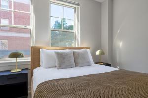 Postel nebo postele na pokoji v ubytování Somerville 2br w wd in building nr Harvard MIT BOS-761 + 15 fotografií