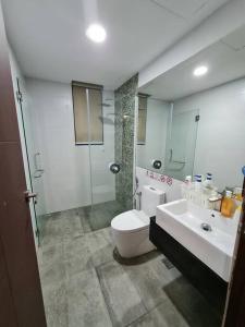 ein Bad mit einem WC, einem Waschbecken und einer Dusche in der Unterkunft V' BROS VivaCity 3bedroom J4.2 [GOT DRYER] in Kuching