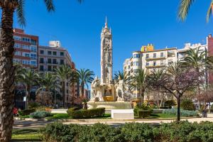 una torre del reloj en medio de una ciudad en Urban Chic by Fidalsa, en Alicante