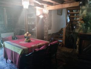 Cette chambre comprend une table avec des fruits. dans l'établissement Hostal La vall, à Sant Pau de Segúries