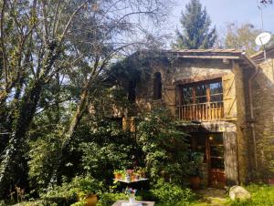 een stenen huis met een tafel ervoor bij Hostal La vall in Sant Pau de Seguries