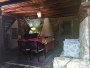 uma sala de jantar com uma mesa vermelha e cadeiras em Hostal La vall em Sant Pau de Segúries