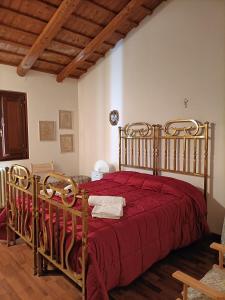 um quarto com uma cama grande e uma colcha vermelha em Aromi di casa em Pianella