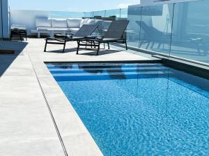 Bazén v ubytování Villa Veiga with heated pool nebo v jeho okolí