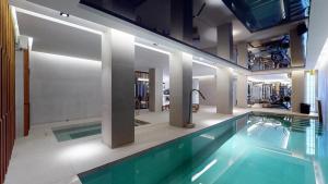 a large swimming pool in a building with a swimming pool at Increíble villa de lujo in Madrid