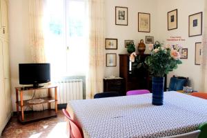 een kamer met een tafel met een vaas met bloemen erop bij Casa Gerry vista mare in Levanto