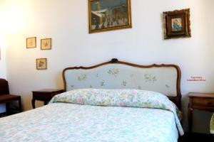 een slaapkamer met een bed met een deken erop bij Casa Gerry vista mare in Levanto