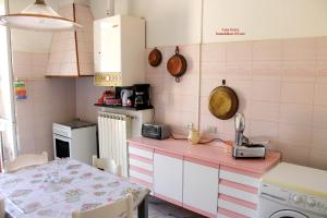 een keuken met een tafel en een roze aanrecht bij Casa Gerry vista mare in Levanto