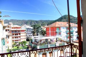 een balkon met uitzicht op de gebouwen bij Casa Gerry vista mare in Levanto