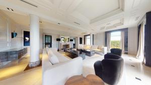 sala de estar con muebles blancos y chimenea en Increíble villa de lujo, en Madrid