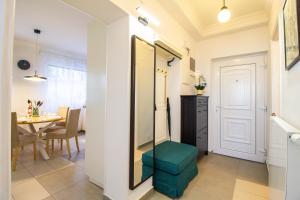 a room with a mirror and a green ottoman at Hillside Lodge in Budapest +33 photos
