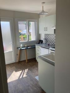 Kuchnia lub aneks kuchenny w obiekcie Hôtel Chez Léonie - Chez Mamie Canne